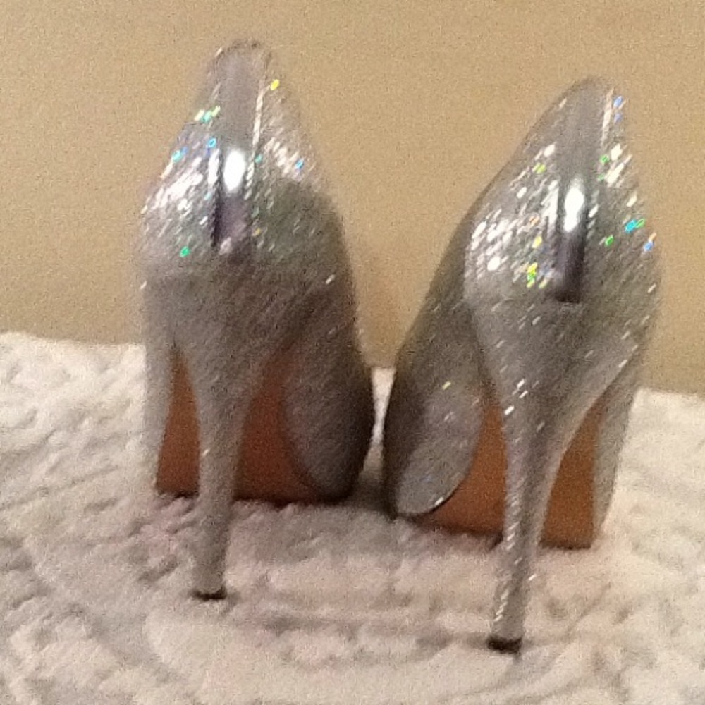 New.   Worthington women Silver Size 8 High Heels